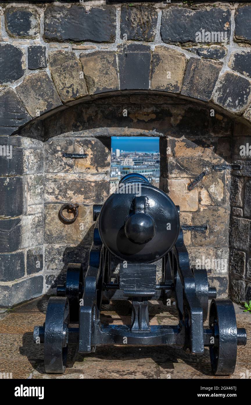 Eine Kanone an der Wand des Edinburgh Casle mit Blick auf den Firth of Forth Stockfoto