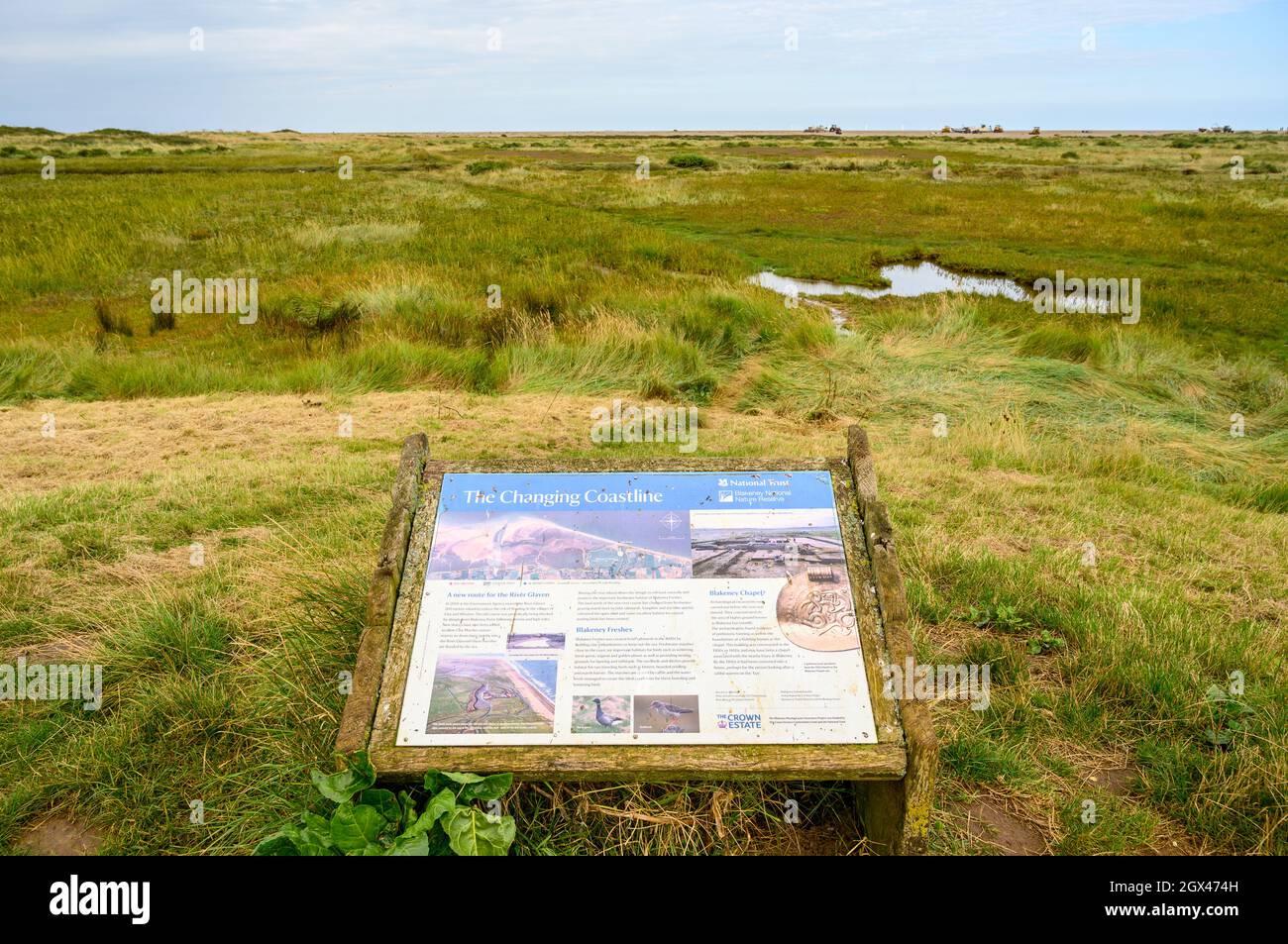 „Die Sich Verändernde Küste.“ Informationstafel über das Sumpfgebiet in und um Blakeney Freshes und Blakeney National Nature Reserve, Norfolk, England. Stockfoto