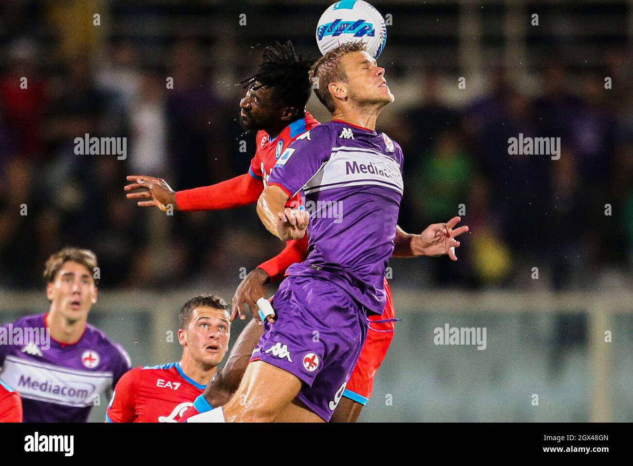 Der kamerunische Stürmer Andre Zambo Anguissa (L) von SSC Napoli fordert den Ball mit dem russischen Stürmer Aleksandr Kokorin von Fiorentina während des Fußballspiels der Serie A zwischen Fiornetina und dem SSC Napoli im Stadio Artemio Franchiin Firenza, Mittelitalien, am 3. Oktober 2021. Stockfoto