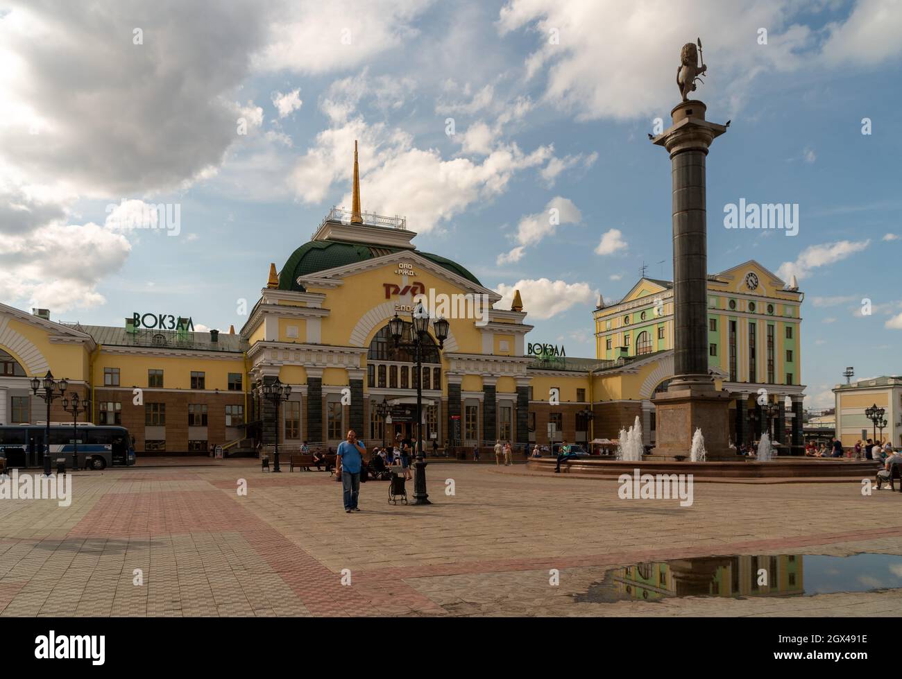 Der Hauptbahnhof der Stadt und der Bahnhofsplatz mit Menschen vor ihm an einem Sommertag. Stockfoto