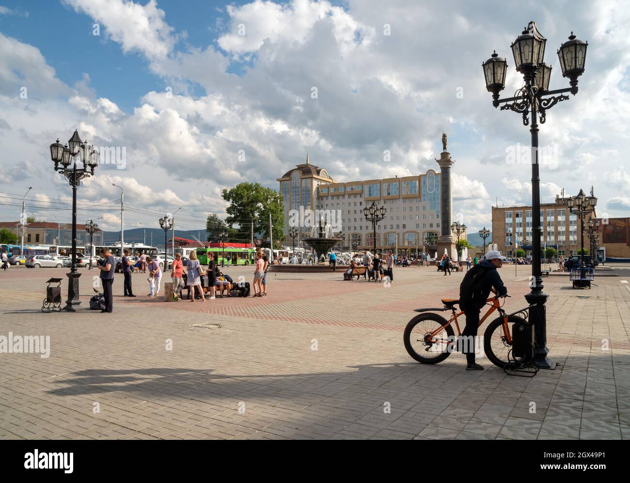 Bahnhofsplatz mit Brunnen, Menschen, eine Marmorsäule in der Nähe des Hauptbahnhofs der Stadt an einem sonnigen Sommertag. Stockfoto