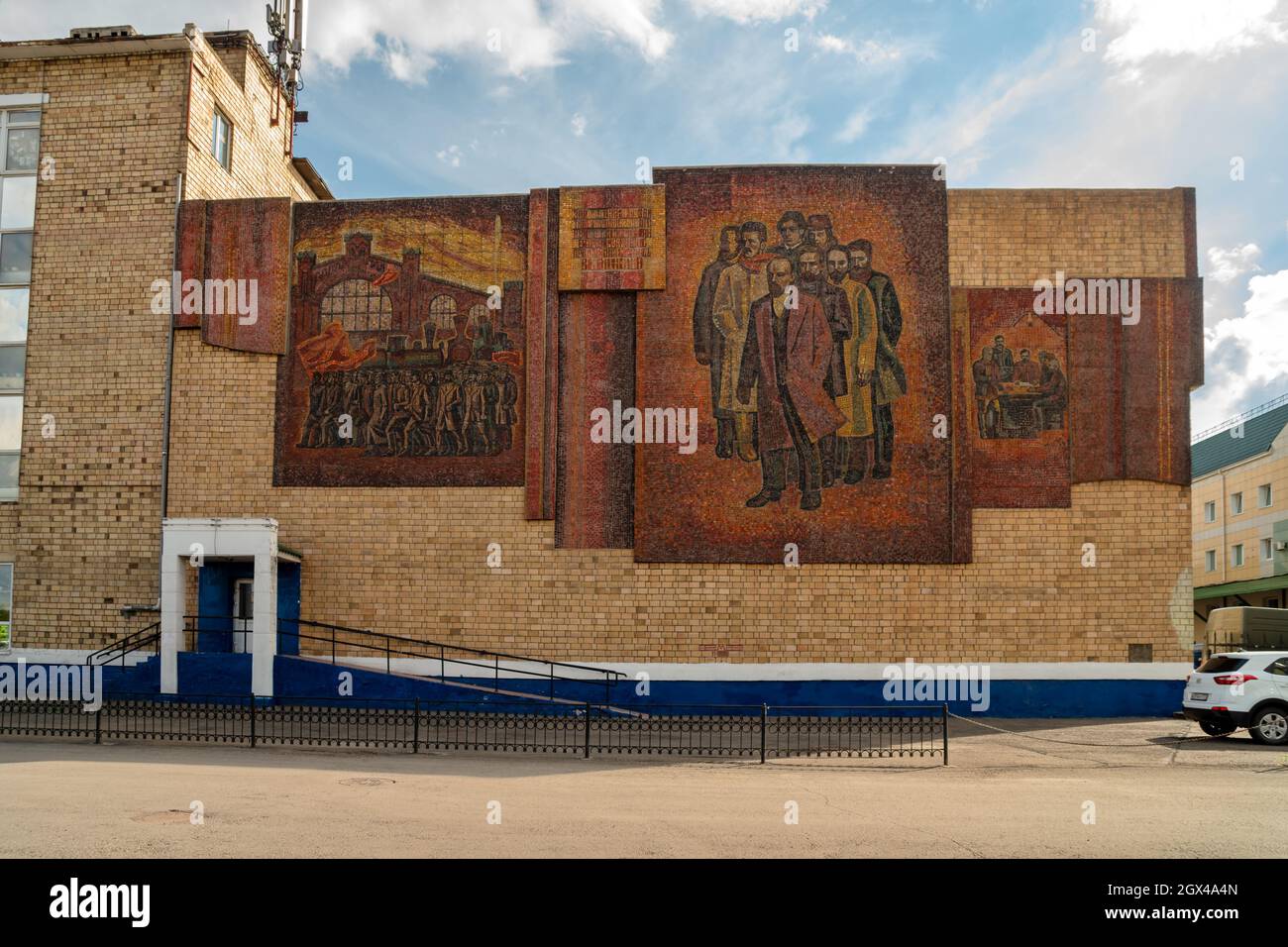 Mosaik-Triptychon aus Smalt, zeigt einen Arbeiteraufstand in der Krasnojarsker Eisenbahnwerkskade, Autoren - Stepan Orlov und Vlad Bashmakow, 1976 Stockfoto