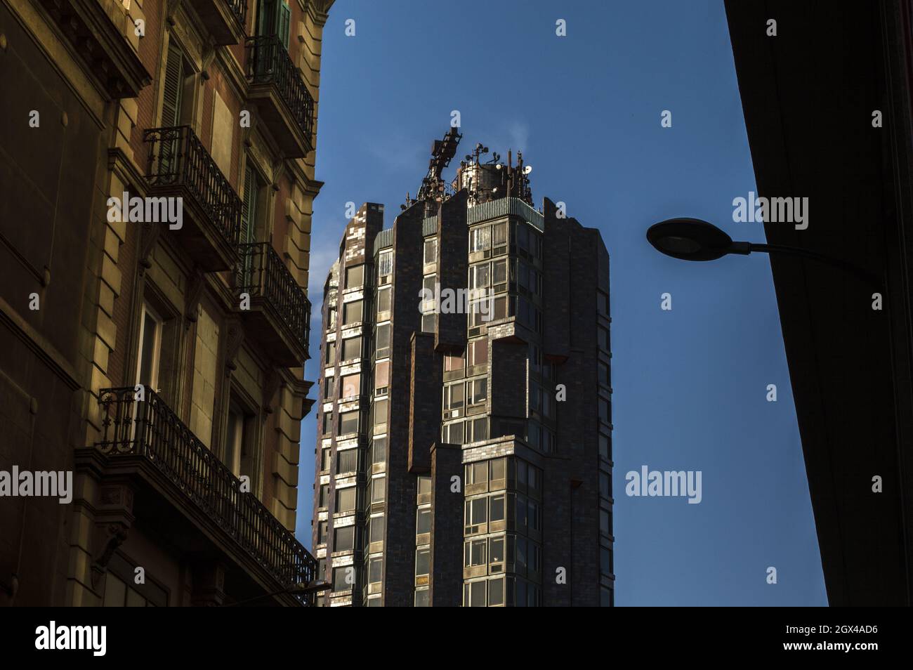 Blick auf das Wohnhaus auf dem Hintergrund des blauen Himmels. Stockfoto