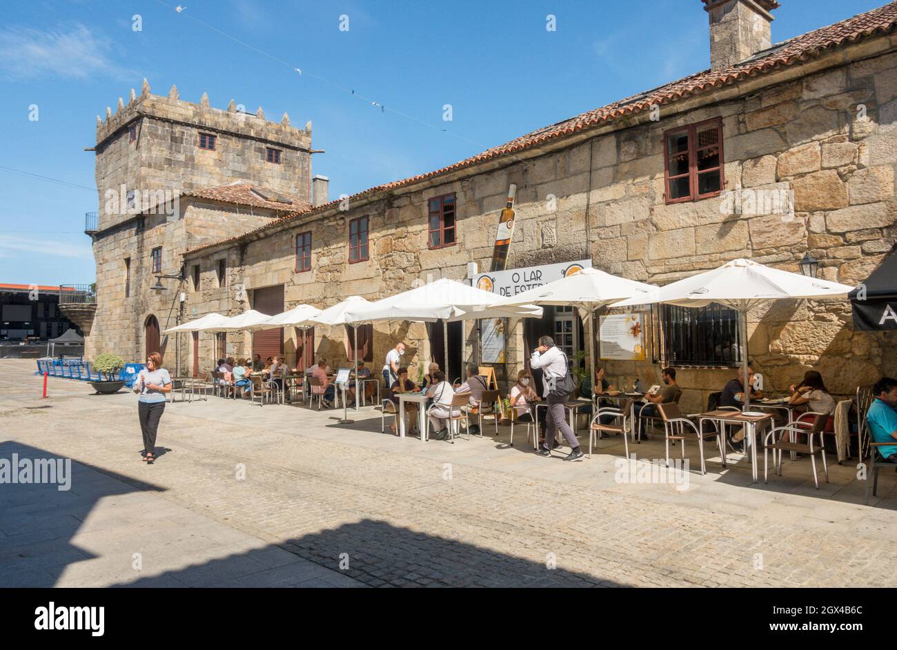 Cambados Spanien. Alte historische Innenstadt Hauptstraße, Bars und Restaurants, plaza fefiñanes, dahinter. Provinz Pontevedra, Galicien, Spanien. Stockfoto