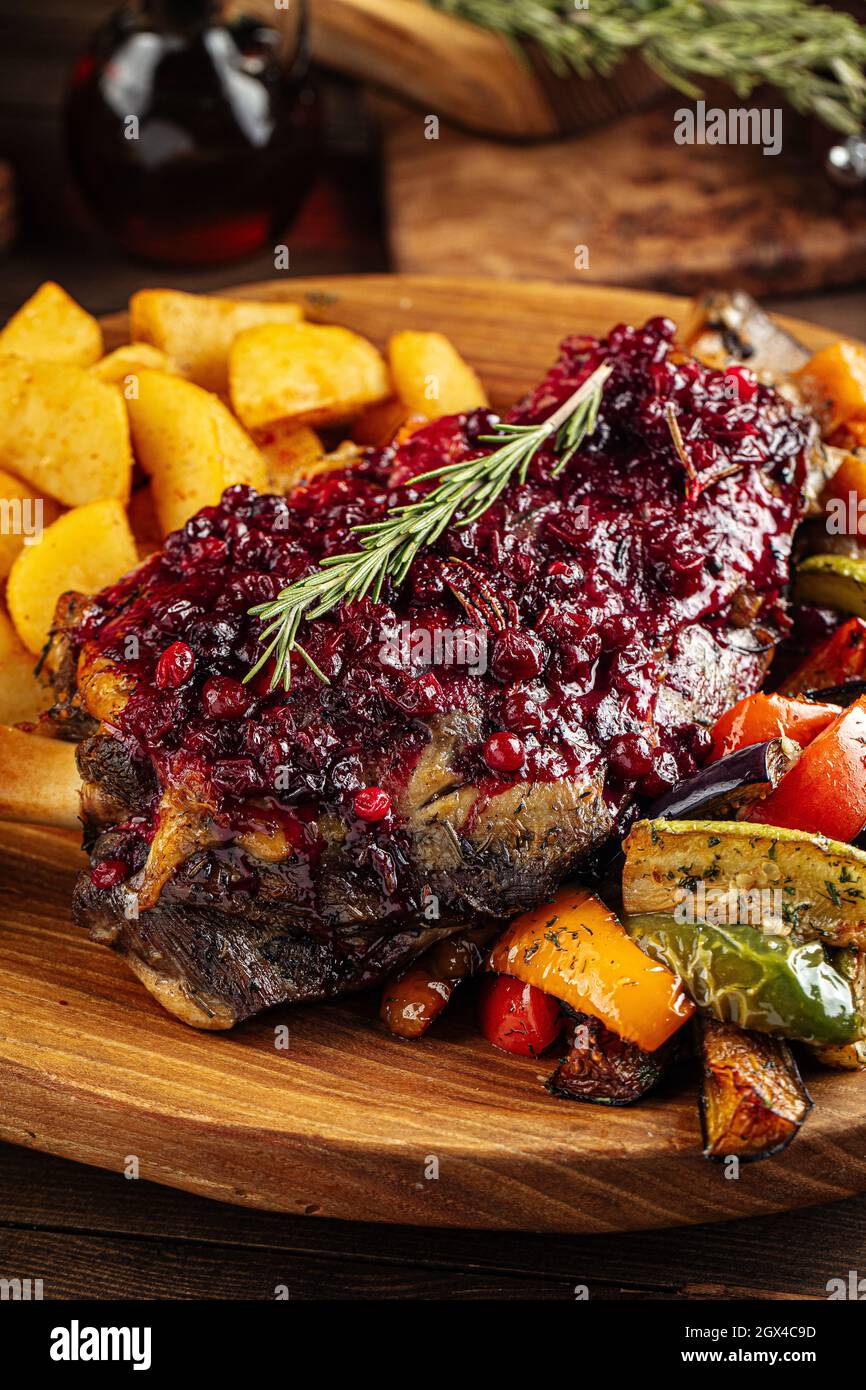 Lammknöchel mit Preiselbeersauce und Gemüse Stockfoto
