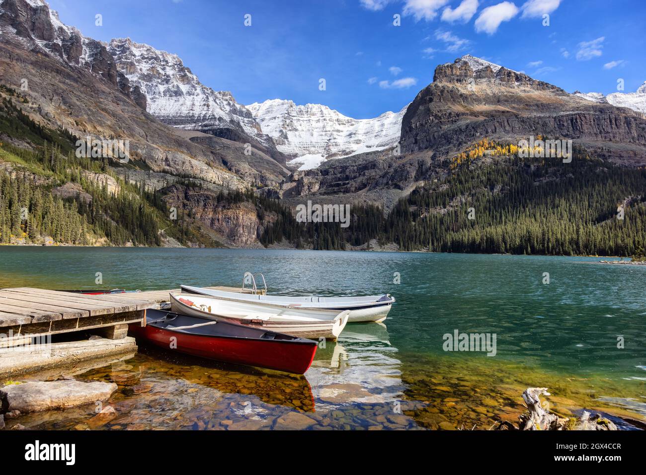 Glacier Lake mit den kanadischen Rocky Mountains im Hintergrund Stockfoto