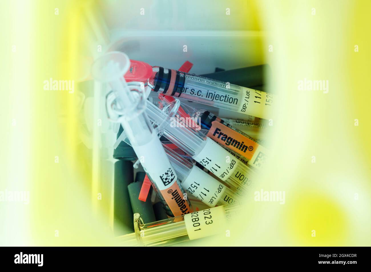 Gebrauchte Fragmin-Spritzen werden sicher in einem Sharps-Kasten oder  scharfsicher entsorgen Stockfotografie - Alamy