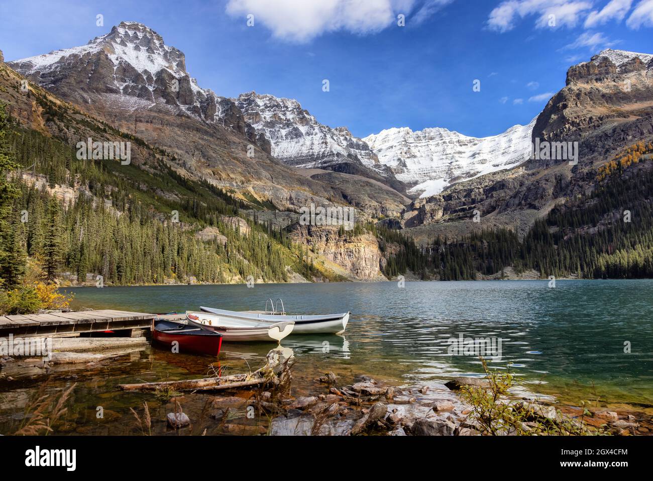 Glacier Lake mit den kanadischen Rocky Mountains im Hintergrund Stockfoto