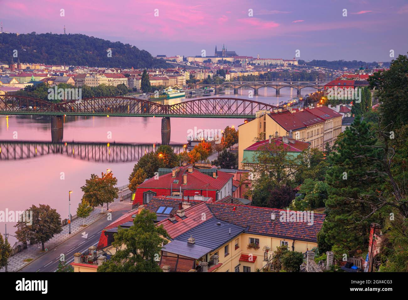 Prag bei Sonnenaufgang. Stadtbild von Prag, Hauptstadt der Tschechischen Republik mit Veitsdom und fünf Brücken über die Moldau bei Sonnenaufgang. Stockfoto