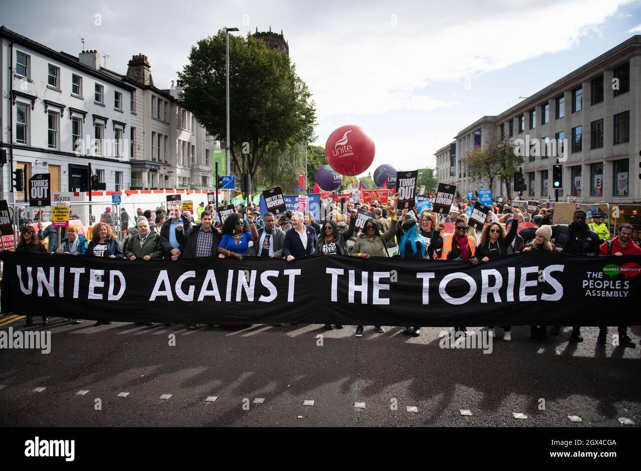 Manchester, Großbritannien. Oktober 2021. Hunderte von Demonstranten nehmen an einem protestmarsch Teil, der mit dem Eröffnungstag der konservativen Partei Co zusammenfällt Stockfoto