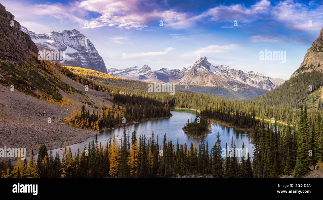 Landschaftlich schöner Blick auf den Glacier Lake mit den kanadischen Rocky Mountains im Hintergrund. Stockfoto