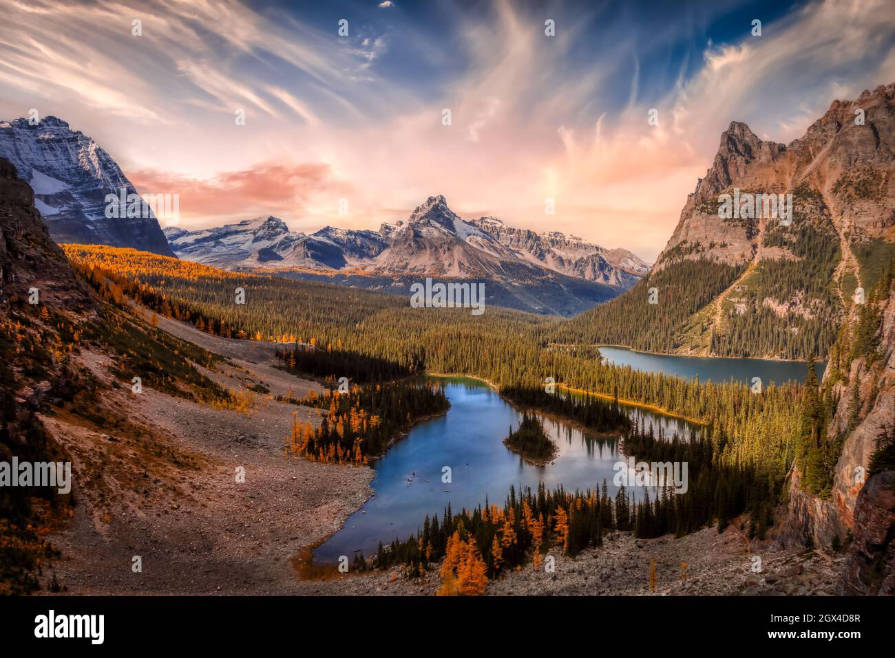 Landschaftlich schöner Blick auf den Glacier Lake mit den kanadischen Rocky Mountains im Hintergrund. Stockfoto