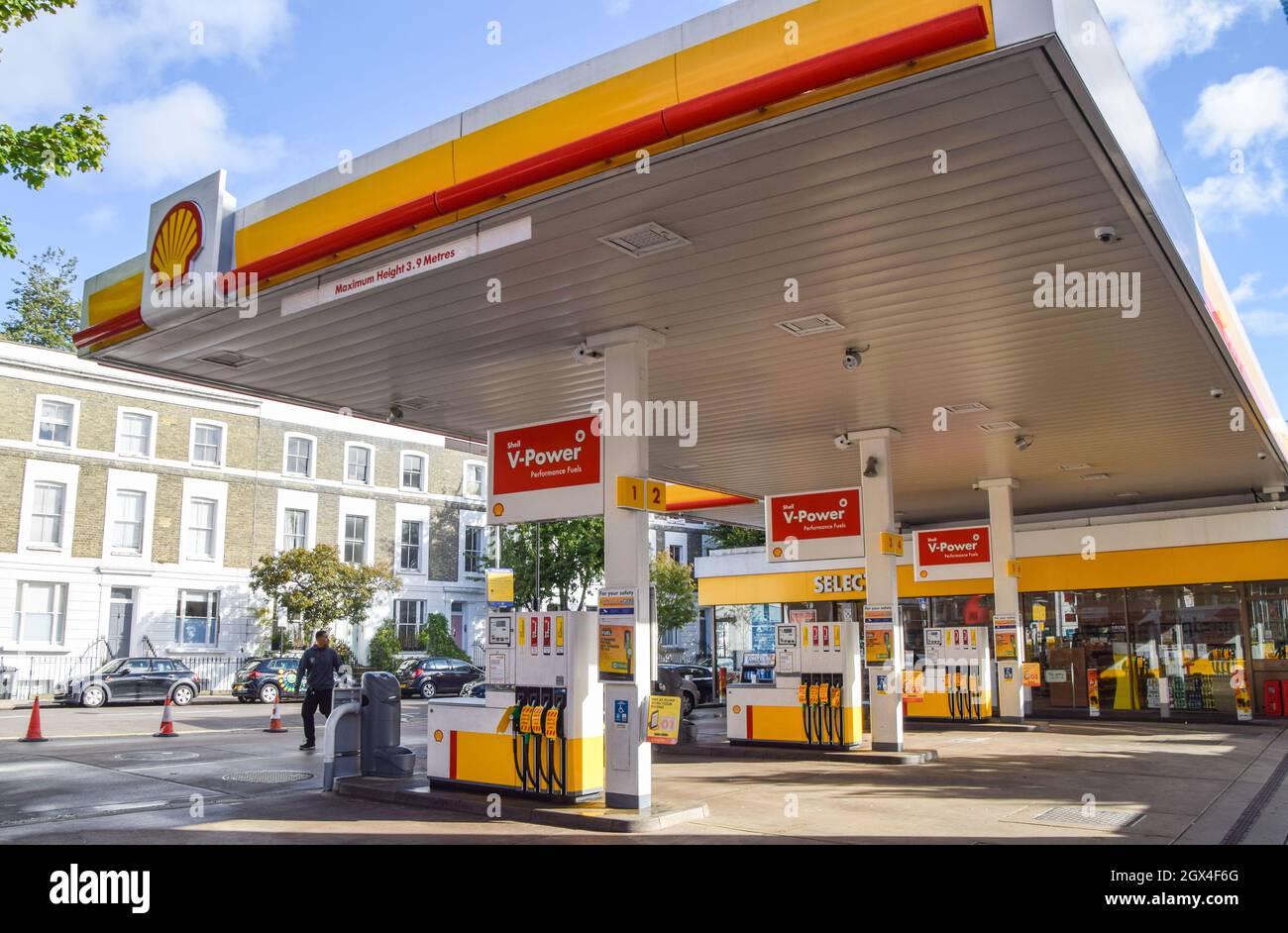 London, Großbritannien. Oktober 2021. Eine geschlossene Shell-Station in Islington. An vielen Tankstellen ist aufgrund des Mangels an Lkw-Fahrern im Zusammenhang mit dem Brexit und des panischen Kaufs Benzin ausgelaufen. Kredit: Vuk Valcic / Alamy Live Nachrichten Stockfoto