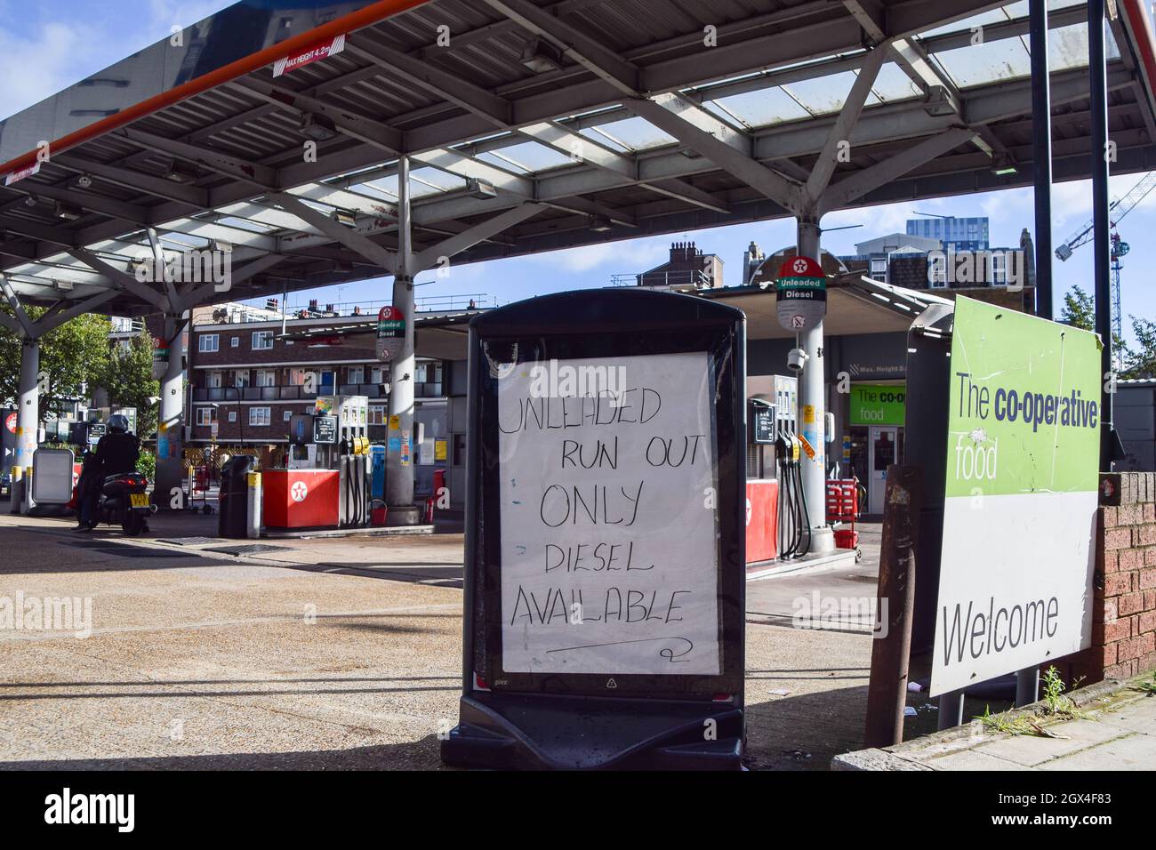London, Großbritannien. Oktober 2021. Schild „bleifrei auslaufen, nur Diesel verfügbar“ an einer Texaco-Station im Zentrum von London. An vielen Tankstellen ist aufgrund des Mangels an Lkw-Fahrern im Zusammenhang mit dem Brexit und des panischen Kaufs Benzin ausgelaufen. Kredit: Vuk Valcic / Alamy Live Nachrichten Stockfoto