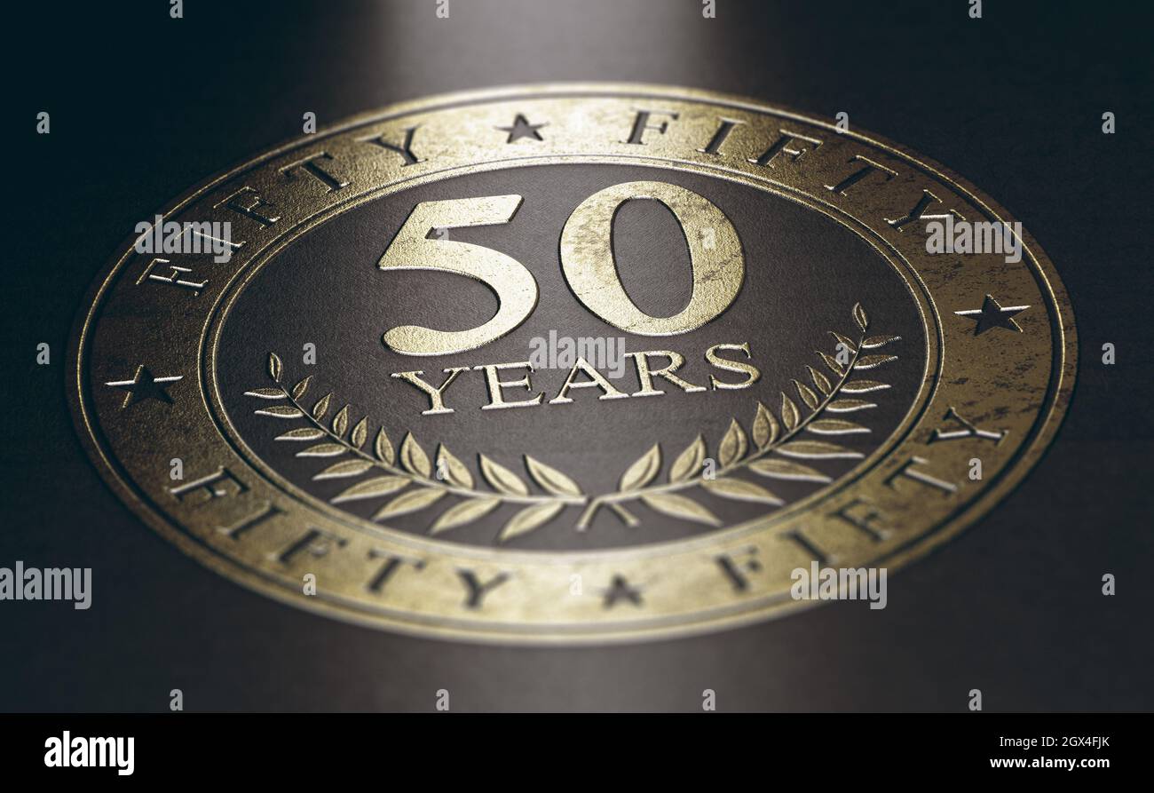 Goldene Markierung auf schwarzem Hintergrund mit dem Text 50 Jahre. Konzept für eine Ankündigung zum 50-jährigen Bestehen. 3D-Illustration. Stockfoto