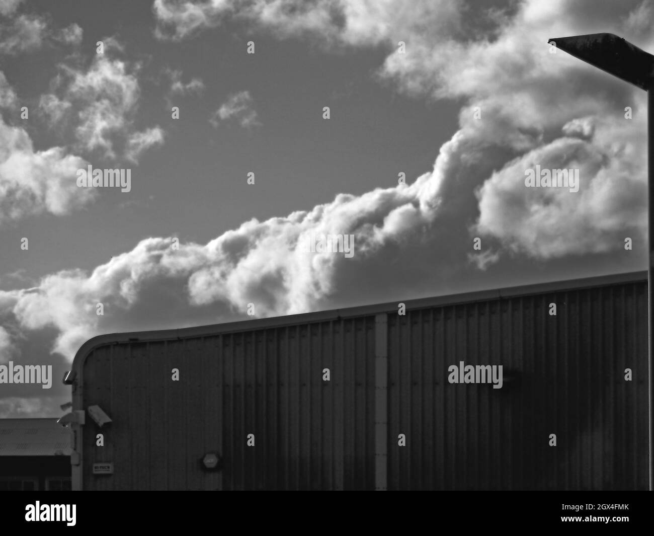 Natürliche Ausrichtung zwischen den Wolken und der umgebenden Architektur in Brimsdown, London, Großbritannien Stockfoto