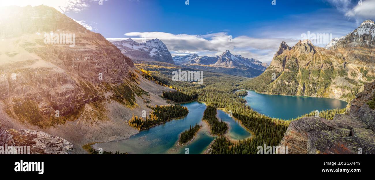 Panoramablick auf den Glacier Lake mit den kanadischen Rocky Mountains Stockfoto