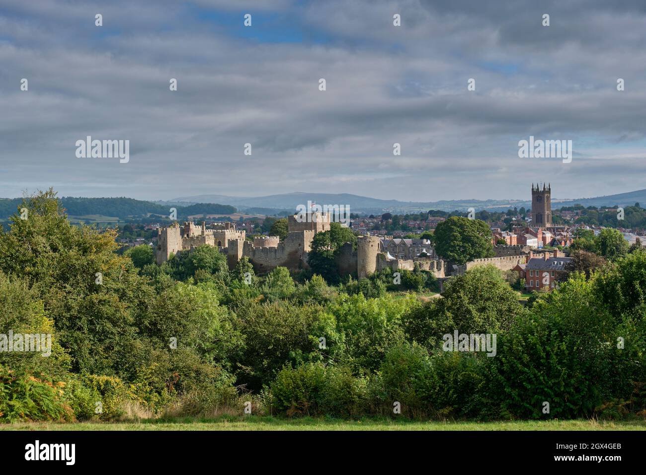 Ludlow Castle und die Skyline von Ludlow von Whitcliffe Common, Ludlow, Shropshire aus gesehen Stockfoto