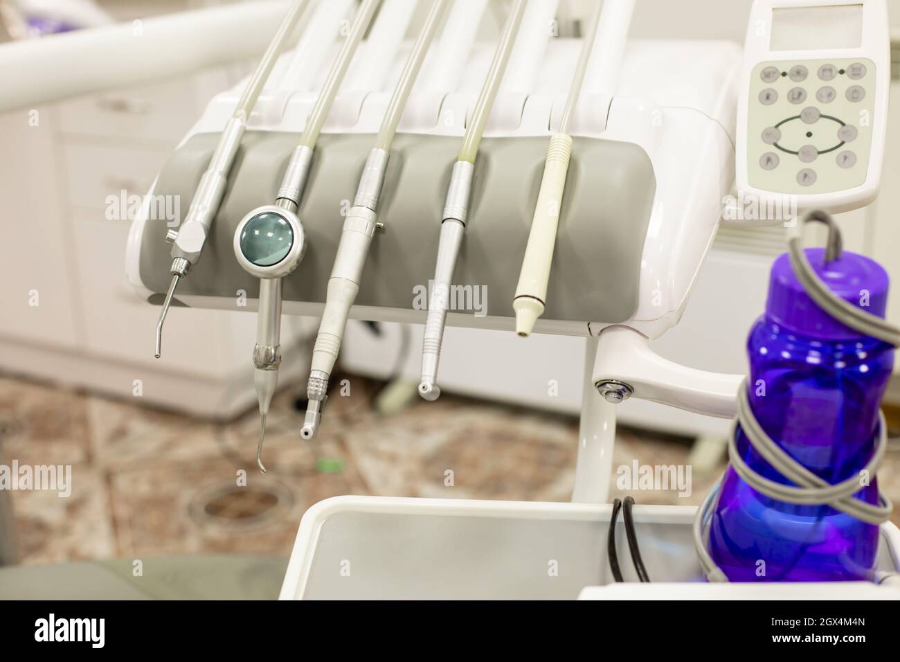 Nahaufnahme moderner Zahnbohrer im Zahnarztbüro Stockfoto