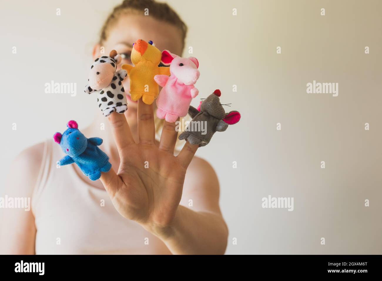 Frau Hand trägt fünf Finger Puppen aus der Nähe Stockfoto