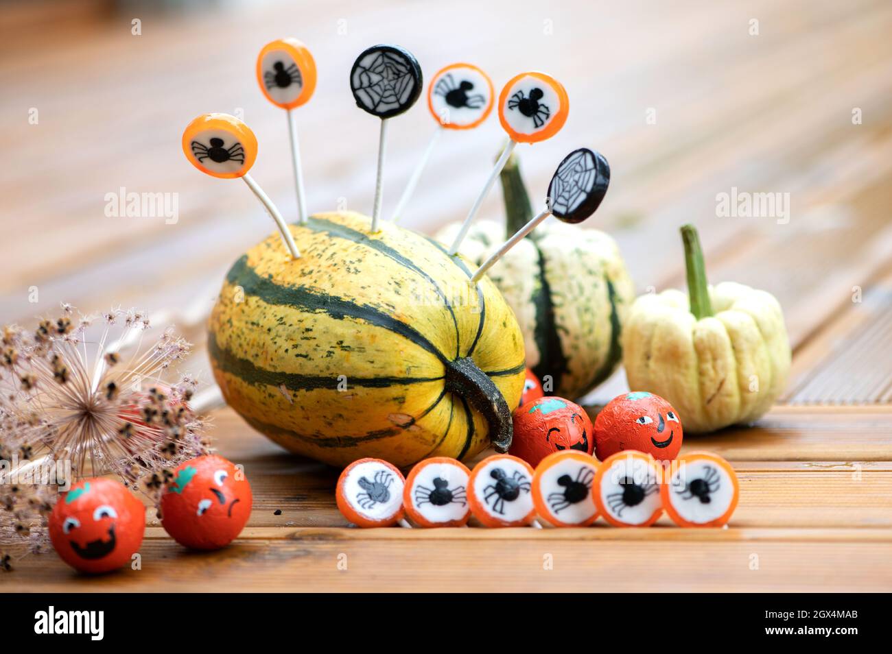 Halloween Dekorationen Hintergrund mit Kürbissen und Süßigkeiten Süßigkeiten Süßigkeiten auf der heimischen Holzterrasse Stockfoto