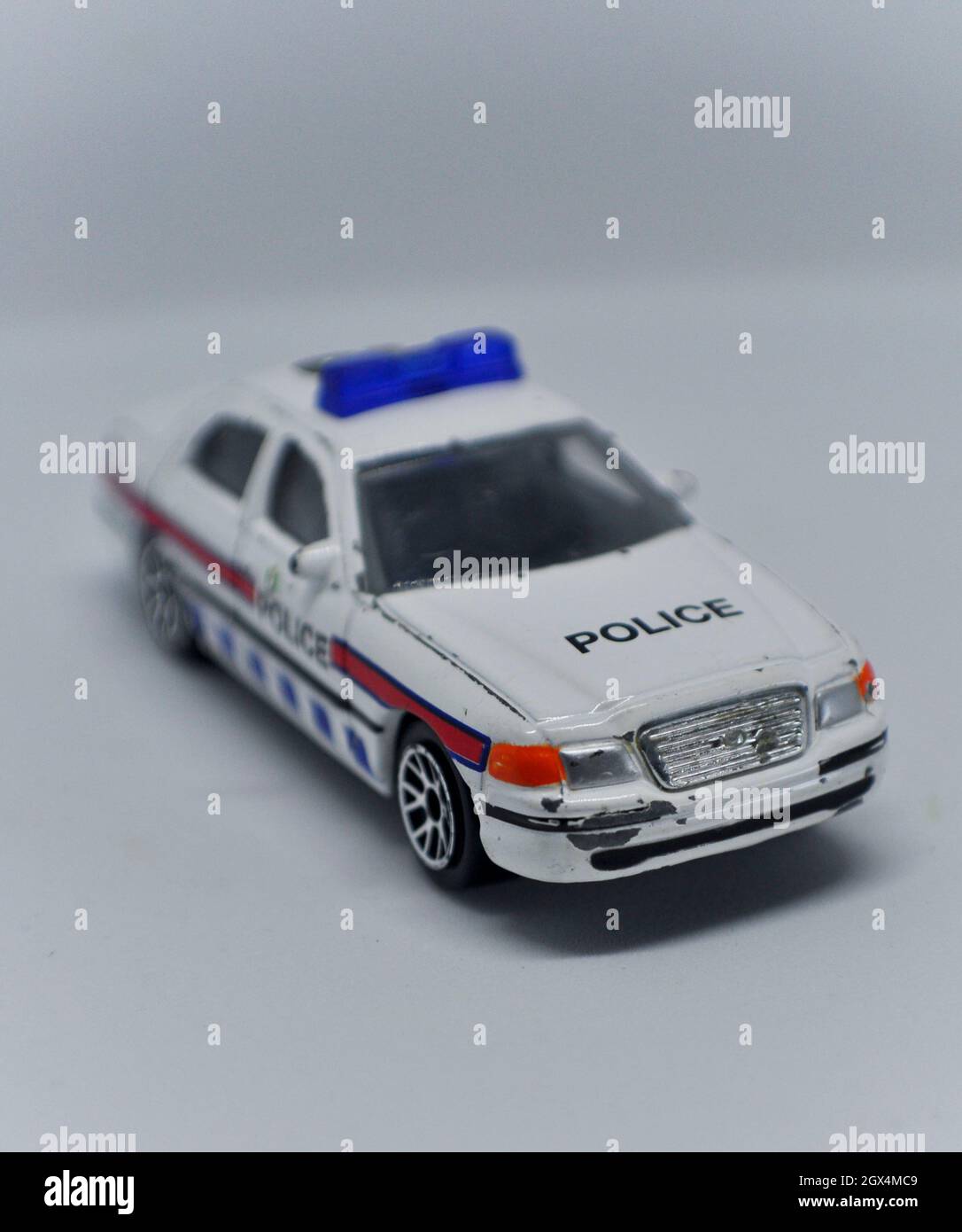 Spielzeug-Polizeiauto im Stil der 1990er Jahre Stockfoto