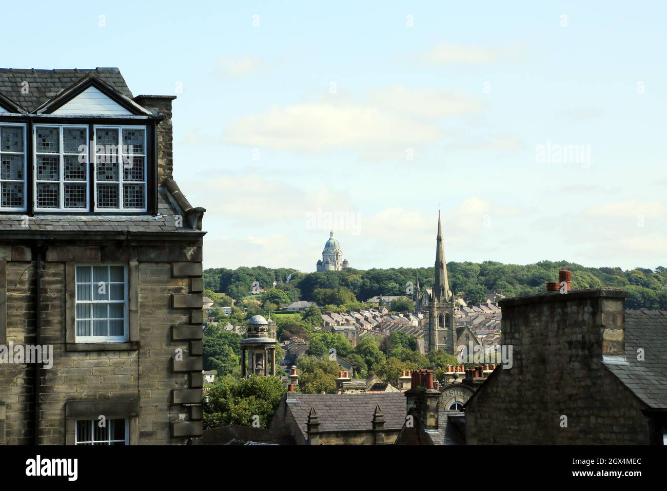 Blick über Lancaster zum Williamson Park und zum Ashton Memorial vom Castle Park, Lancaster, Lancashire, England, Großbritannien Stockfoto