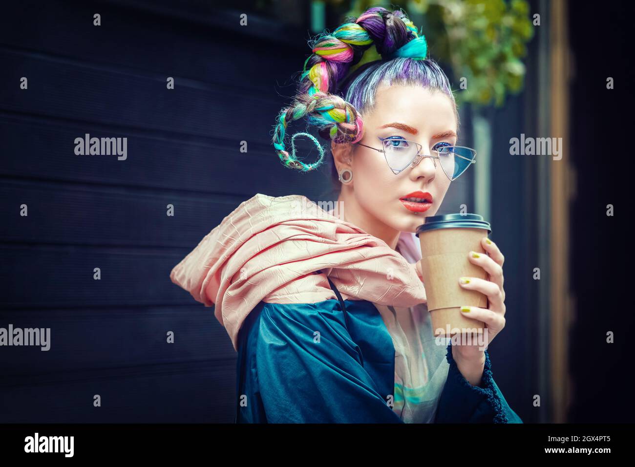 Cool funky junge Mädchen mit Piercing und verrückte Haare genießen Takeaway Kaffee auf der Straße Stockfoto