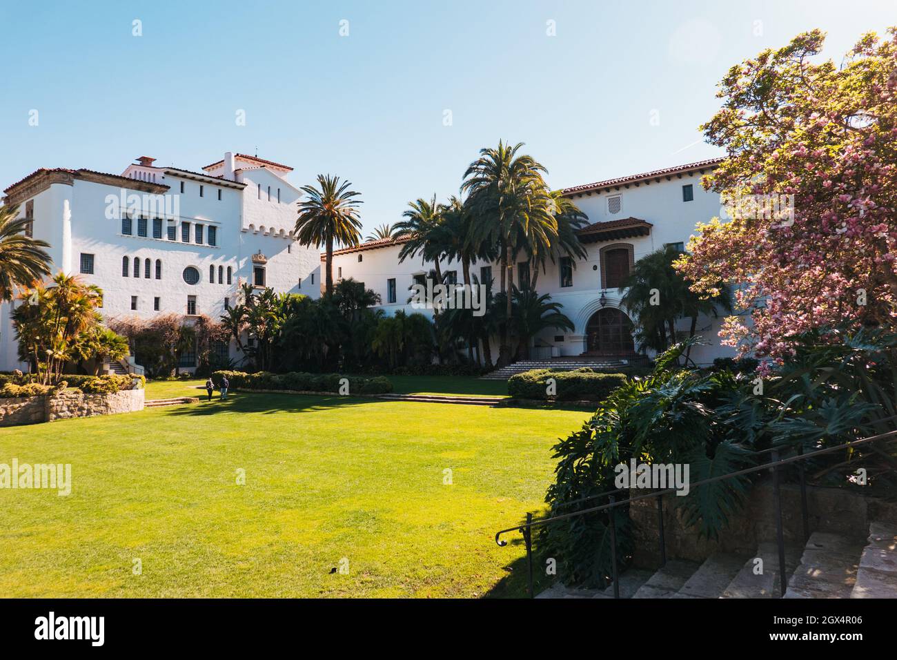 Im Innenhof und Garten des Santa Barbara County Courthouse im Stil der spanischen Kolonialzeit, Kalifornien, USA Stockfoto