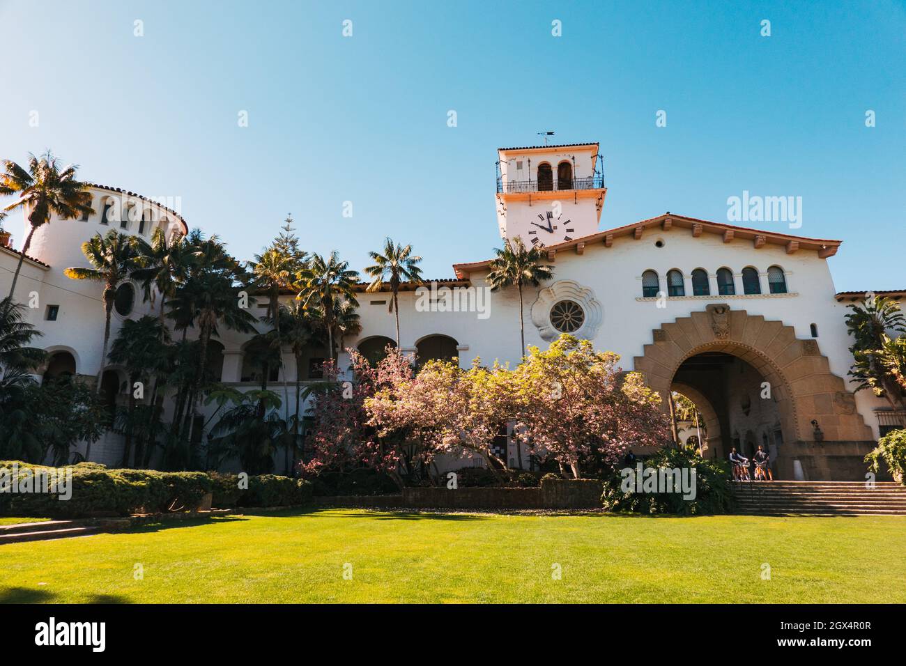 Im Innenhof und Garten des Santa Barbara County Courthouse im Stil der spanischen Kolonialzeit, Kalifornien, USA Stockfoto