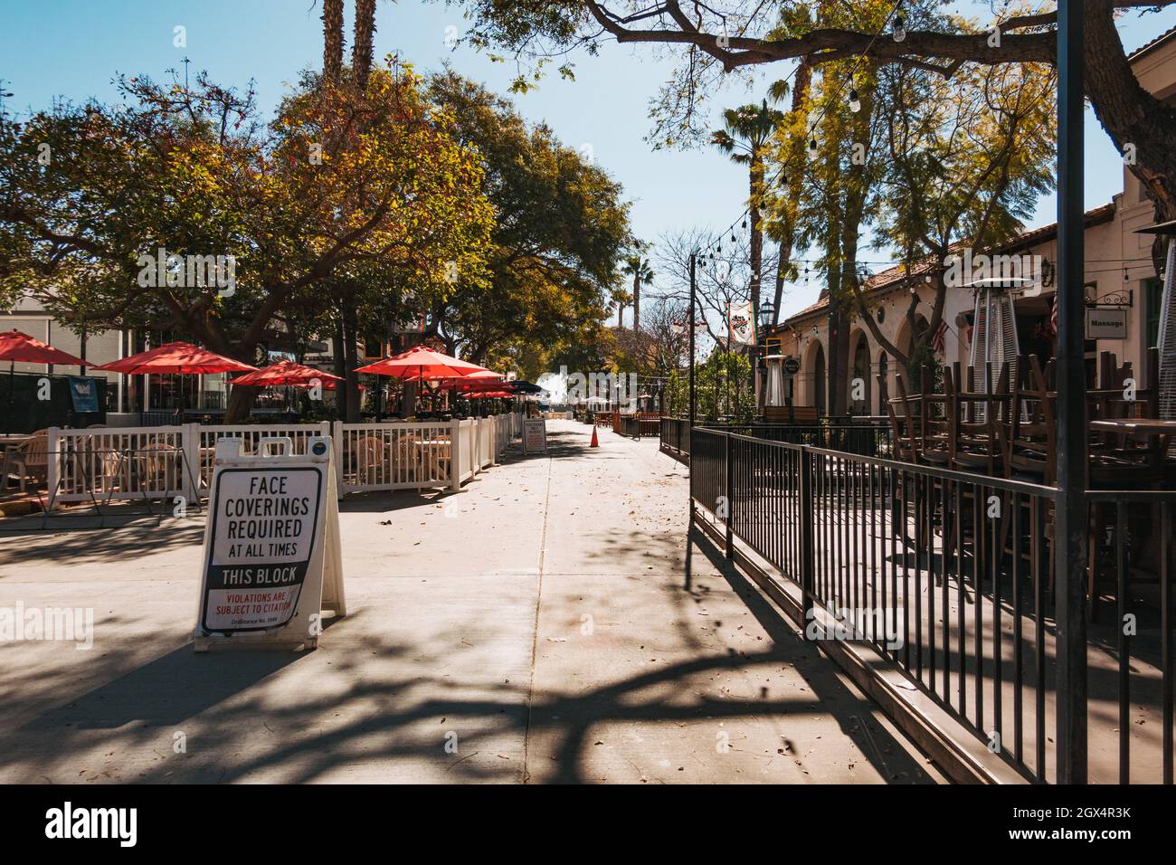 Schilder weisen auf „jederzeit erforderliche Gesichtsbedeckungen“ in einer öffentlichen Straße in Santa Barbara, CA, während der COVID-19-Pandemie hin Stockfoto