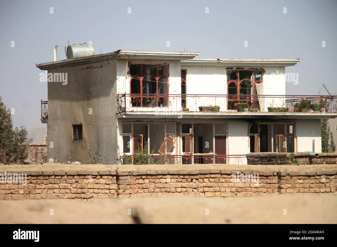 (211004) -- KABUL, 4. Oktober 2021 (Xinhua) -- das Foto vom 4. Oktober 2021 zeigt ein Gebäude, das während einer Operation gegen ein Versteck von Daesh (arabisches Akronym für Islamischen Staat) in Kabul, Afghanistan, beschädigt wurde. Mindestens drei Aktivisten des Islamischen Staates (IS) wurden am Sonntagabend bei Zusammenstößen mit Taliban-Soldaten in einem bevölkerten Viertel in Kabul getötet, bestätigte ein Taliban-Sprecher am Montag. (Foto von Saifurahman Safi/Xinhua) Stockfoto