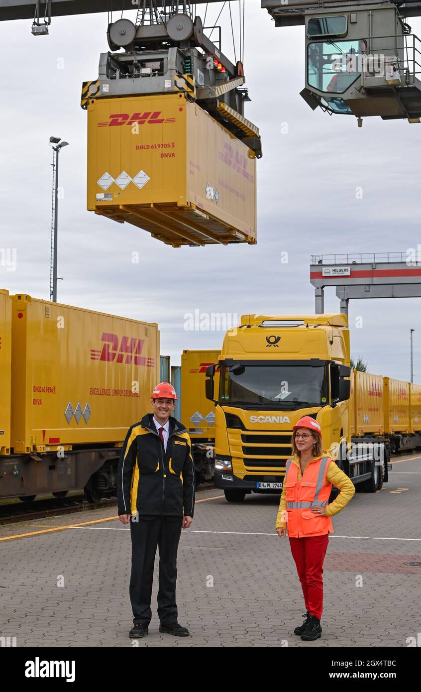 04. Oktober 2021, Brandenburg, Großbeeren: Sigrid Nikutta, Mitglied des Vorstands der Deutschen Bahn Gruppe, zuständig für den Güterverkehr, Und Tobias Meyer, Mitglied des Vorstands der Deutschen Bahn Gruppe, verantwortlich für Post und Paket Deutschland, steht am DUSS-Terminal für den Start neuer Verbindungen, damit noch mehr DHL-Pakete klimafreundlich per Bahn transportiert werden können. Der Logistikkonzern Deutsche Post DHL Group und die Deutsche Bahn AG bauen ihre bestehende Zusammenarbeit im Bereich des Paketverkehrs auf der Schiene aus. Ziel ist es, den Anteil von DHL par zu erhöhen Stockfoto