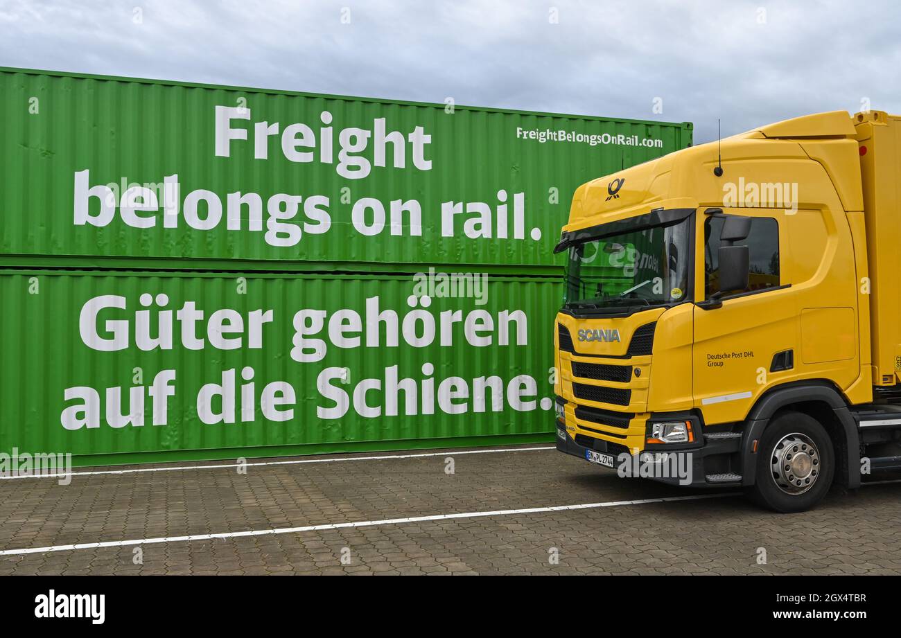 04. Oktober 2021, Brandenburg, Großbeeren: "Ware gehört auf die Schiene" steht auf einem Container an der DUSS Terminal-Verladestation. Der Logistikkonzern Deutsche Post DHL Group und die Deutsche Bahn AG bauen ihre bestehende Zusammenarbeit im Bereich des Paketverkehrs auf der Schiene aus. Damit soll der Anteil der per Bahn transportierten DHL-Pakete von 2 auf 6 Prozent steigen. Neue Strecken sollen auch dem bestehenden Schienennetz für Pakete hinzugefügt werden. Foto: Patrick Pleul/dpa-Zentralbild/ZB Stockfoto