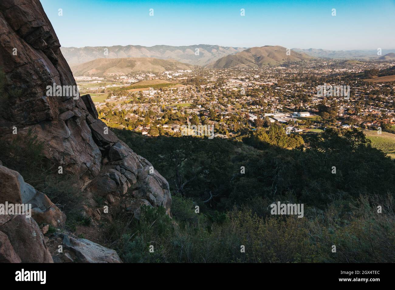 Der Schatten des Bishop Peak-Berges ragt über der Stadt San Luis Obispo, Kalifornien Stockfoto