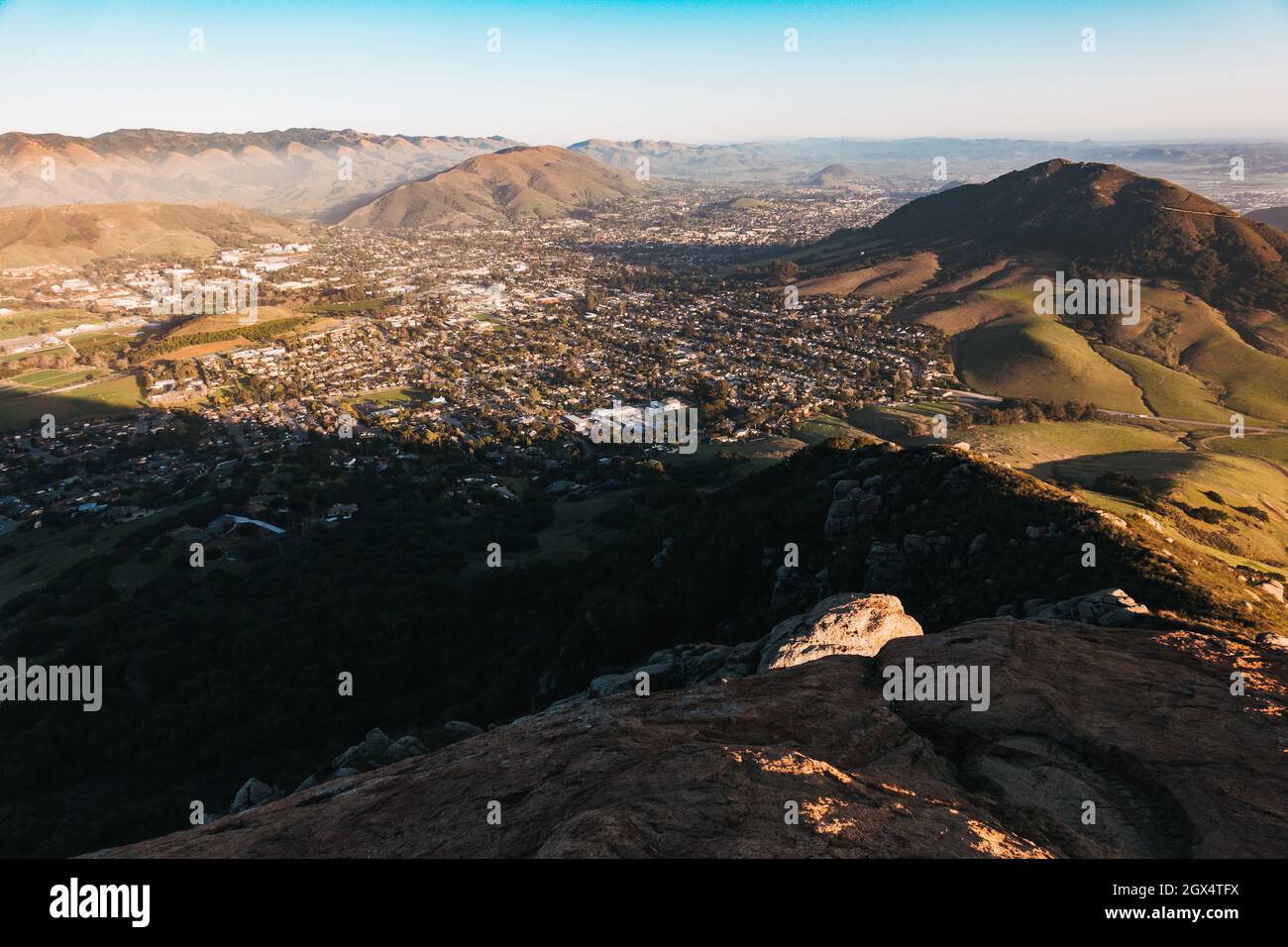 Der Schatten des Bishop Peak-Berges ragt über der Stadt San Luis Obispo, Kalifornien Stockfoto