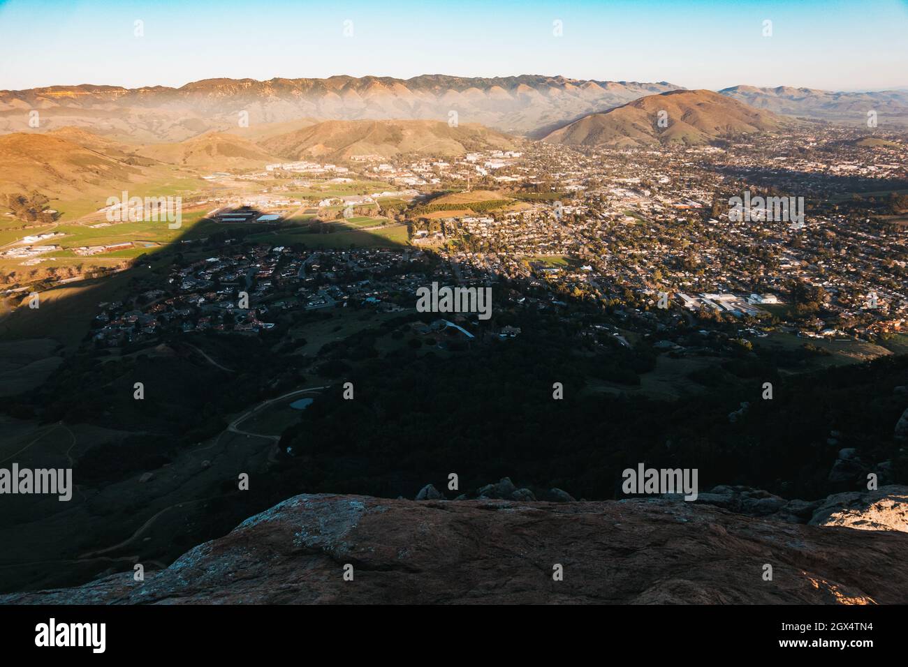 Der Schatten des Bishop Peak-Berges ragt über der Stadt San Luis Obispo, Kalifornien Stockfoto