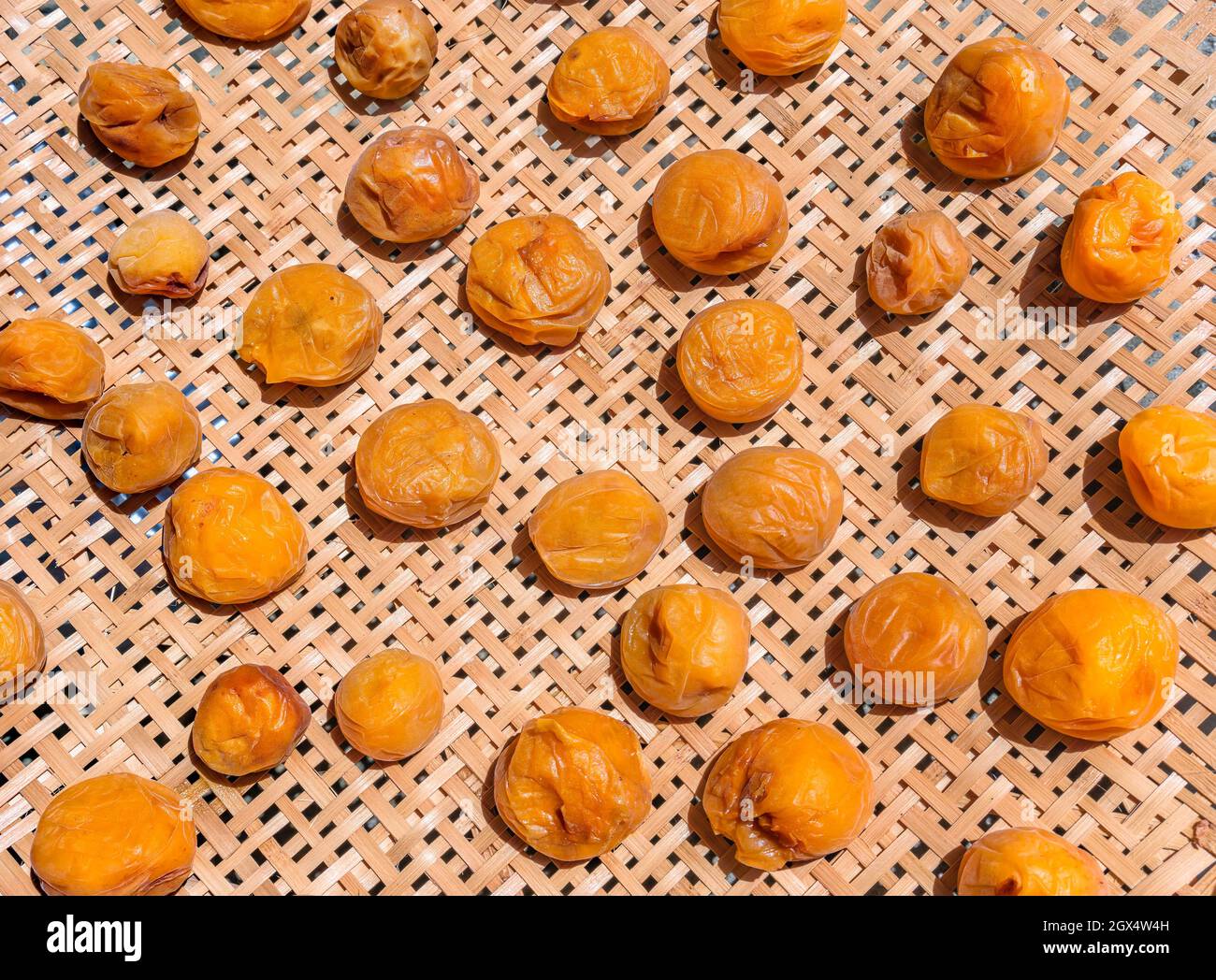 Nahaufnahme von oben auf vielen traditionellen Gewürzen im japanischen Stil namens umeboshi Salzpflaumen, eine Art Tsukemono, der in der Sonne auf einem z trocknet Stockfoto