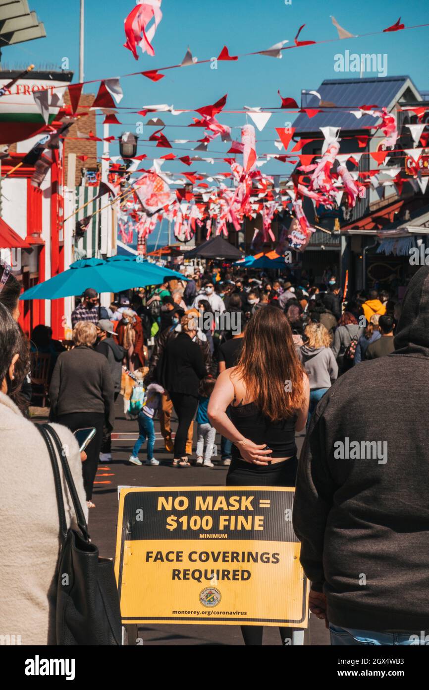 Ein Schild an Old Fisherman's Wharf, Monterey im März 2021, das darauf hinweist, dass Menschen, die keine Maske tragen, eine Geldstrafe zahlen werden Stockfoto