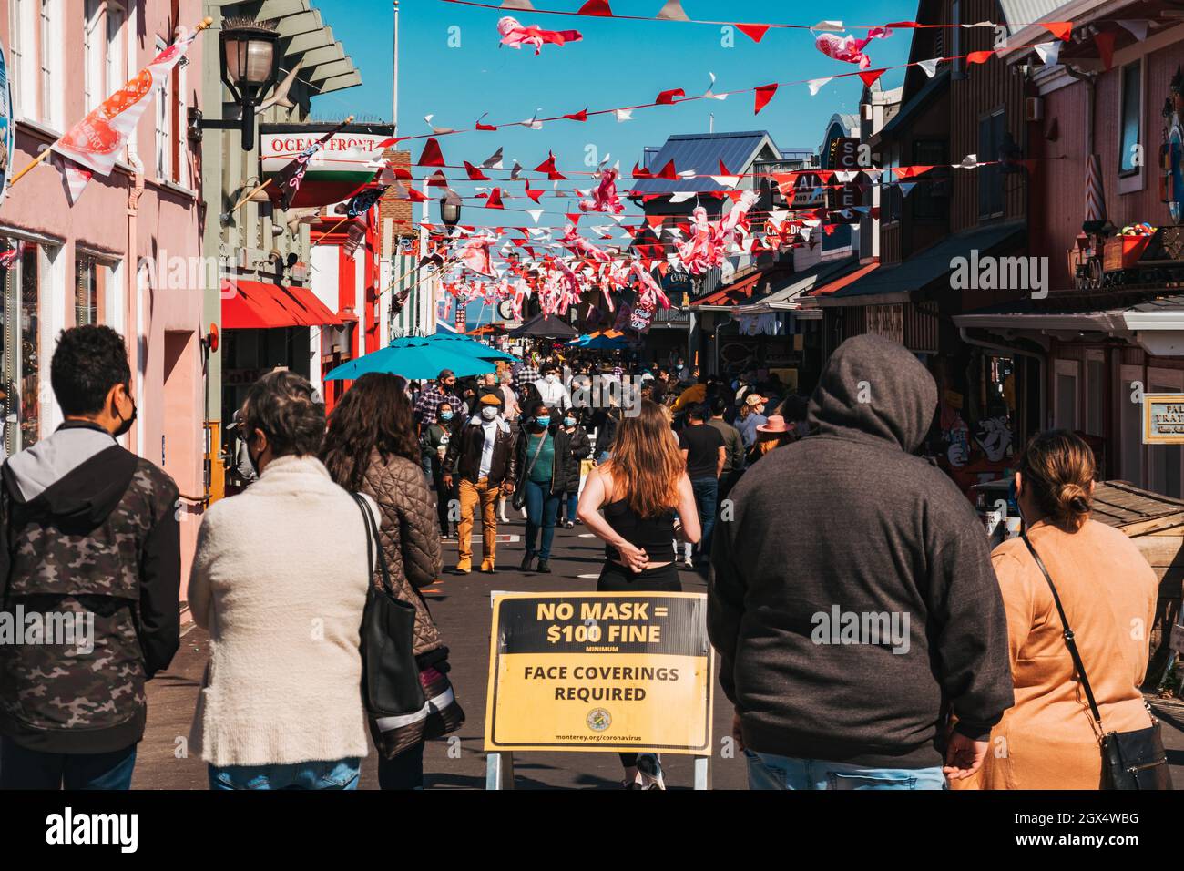 Ein Schild an Old Fisherman's Wharf, Monterey im März 2021, das darauf hinweist, dass Menschen, die keine Maske tragen, eine Geldstrafe zahlen werden Stockfoto