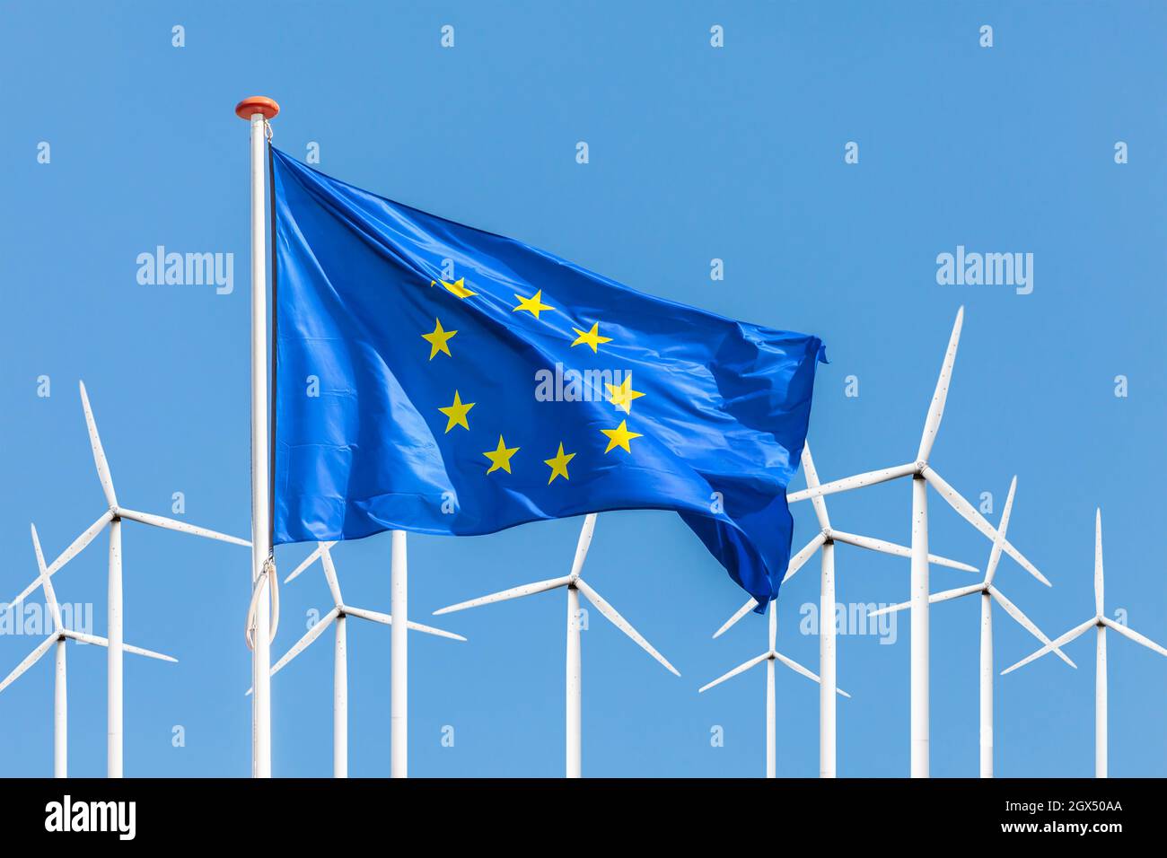 Offizielle Flagge der Europäischen Union vor einem großen Windpark mit Windkraftanlagen Stockfoto