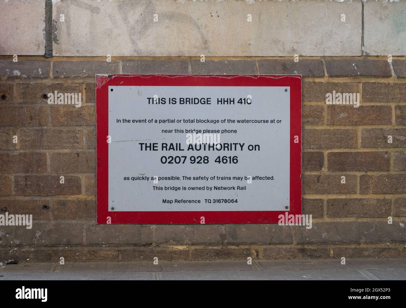 Sicherheitsschild der Rail Authority an der Blackfriars-Eisenbahnbrücke über die Themse. South Bank, London, England, Großbritannien Stockfoto