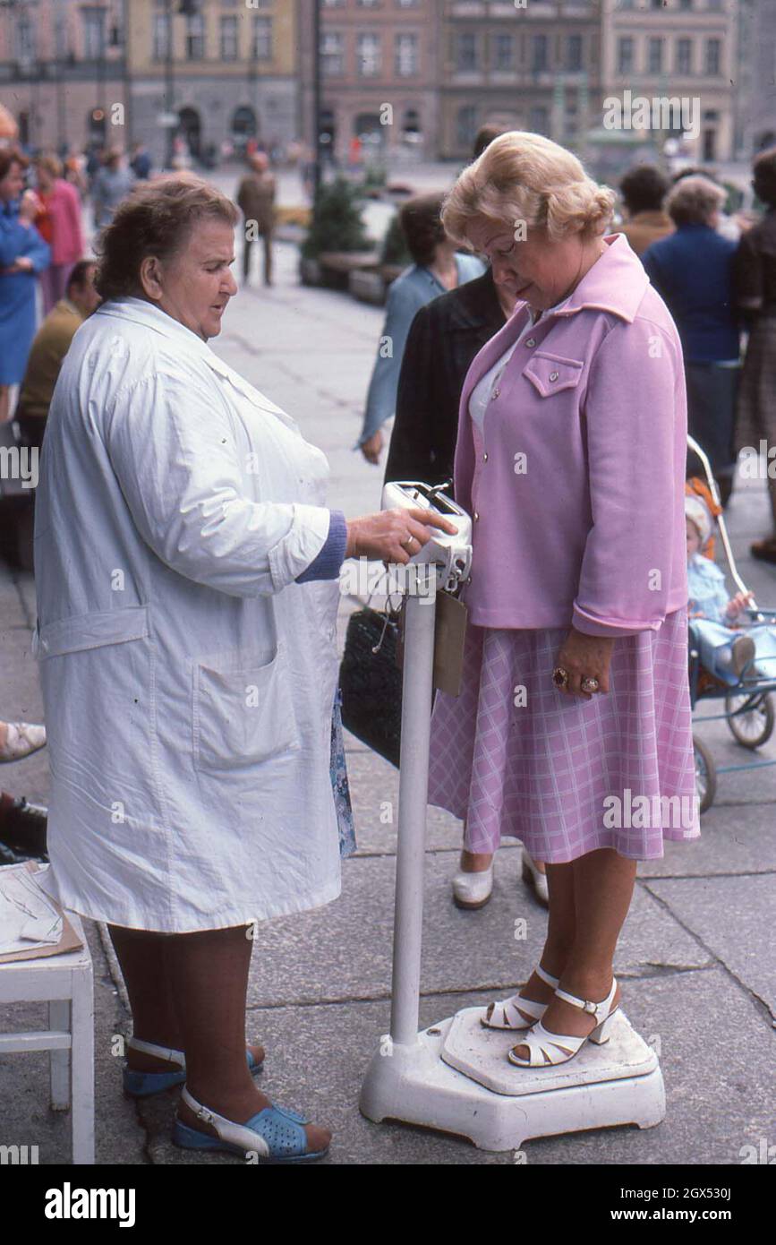 Eine Frau wird auf dem Alten Marktplatz, Poznań, im August 1978 gewogen Stockfoto