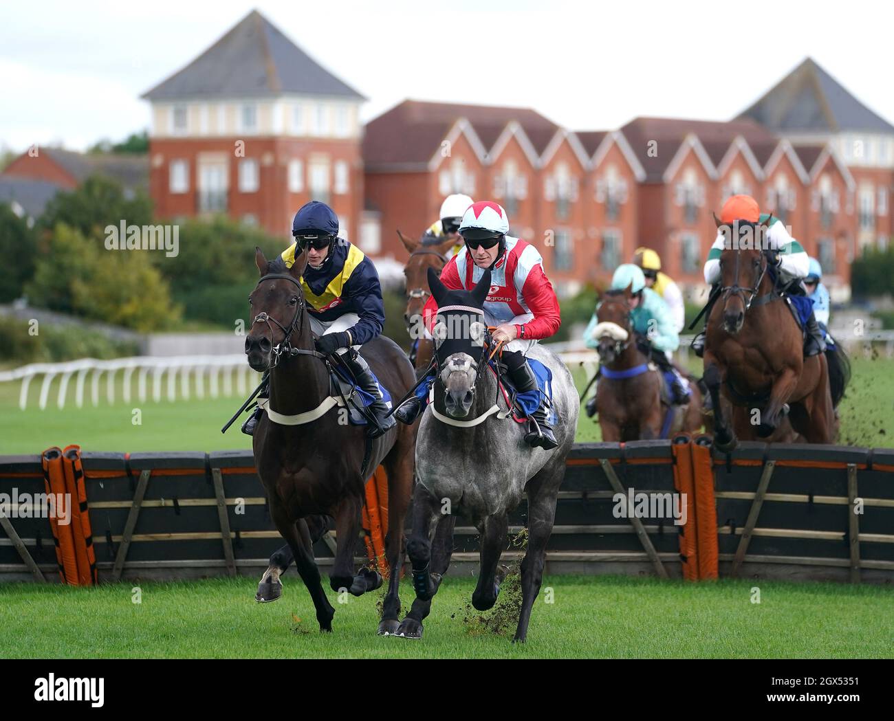 Howdyalikemenow, geritten von Jockey Adam Wedge (links), auf dem Weg zum Sieg bei der Umschulung der Racehorses-Novizen-Hürde mit Just The man, geritten von Jockey Nick Scholfield, dem dritten Platz auf der Stratford Racecourse, Stratford-on-Avon. Bilddatum: Montag, 4. Oktober 2021. Stockfoto