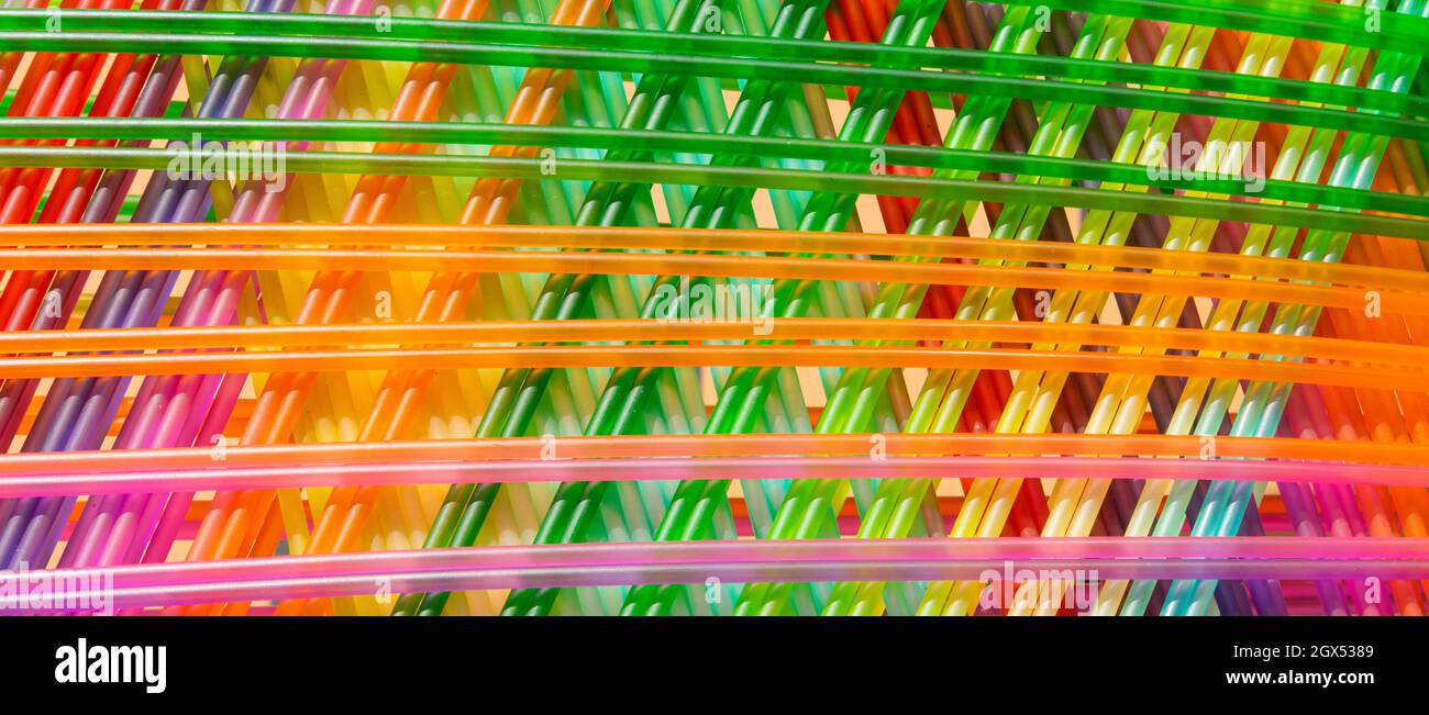 Farbenfrohes abstraktes Kunststoffdrahtdesign. Stockfoto