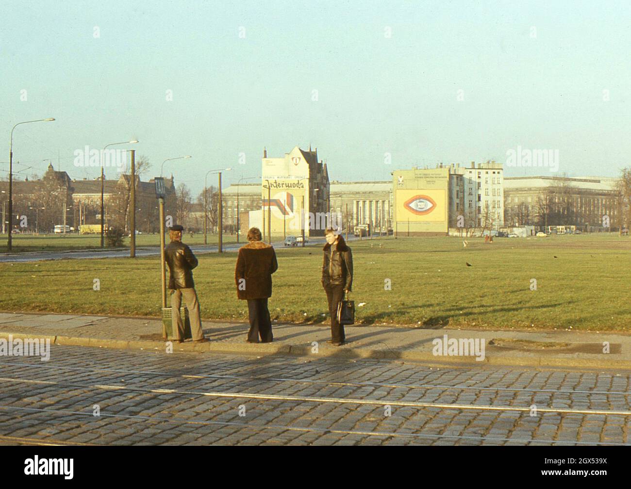 In der Nähe von Aleja Słowackiego, Wrocław, 1978, stehen die Leute für ein Taxi an Stockfoto