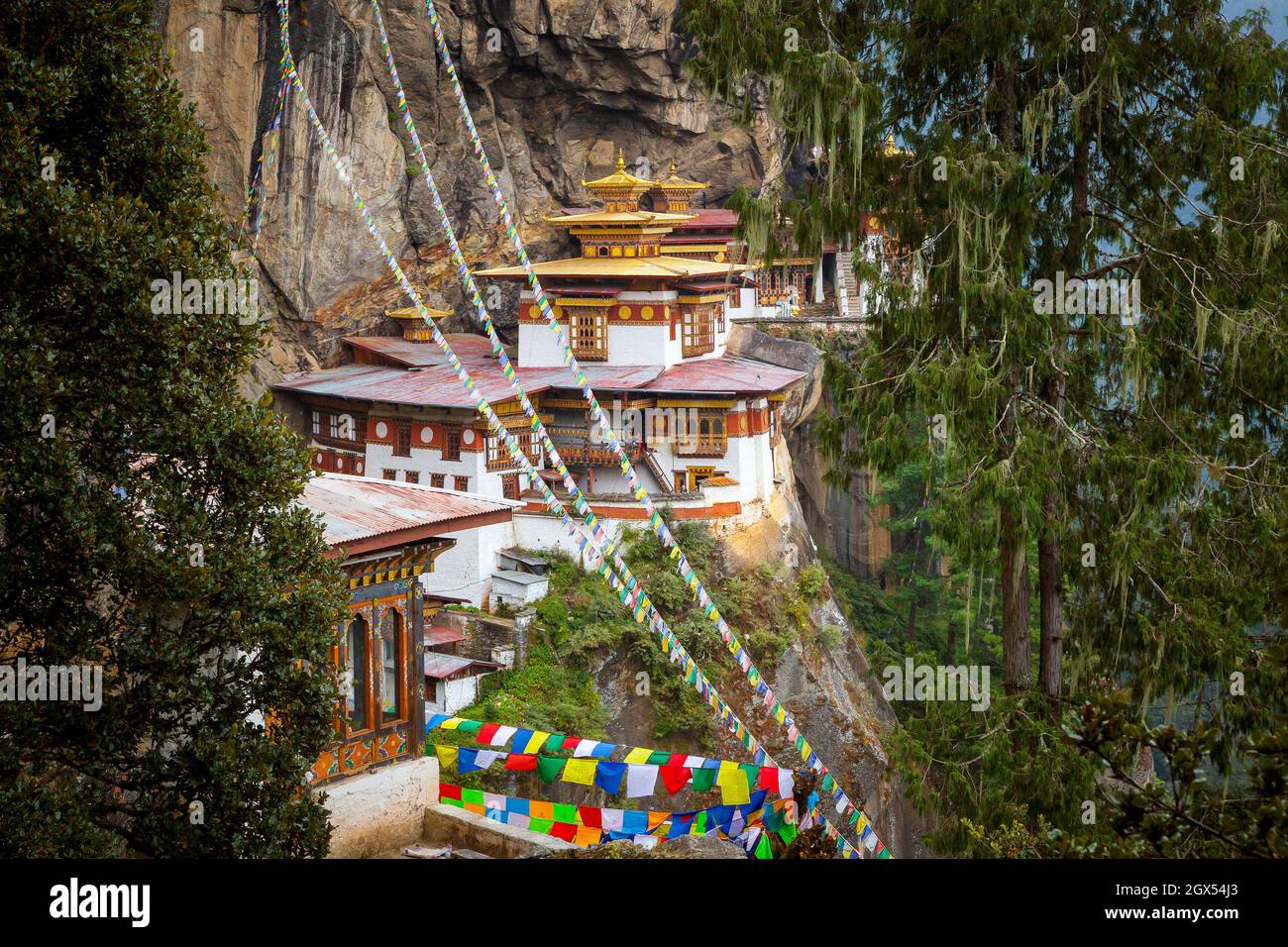 Paro Taktsang, auch bekannt als das Taktsang Palphug Kloster und das Tiger's Nest ist eine heilige Vajrayana Himalaya buddhistische Stätte in der Klippe Stockfoto
