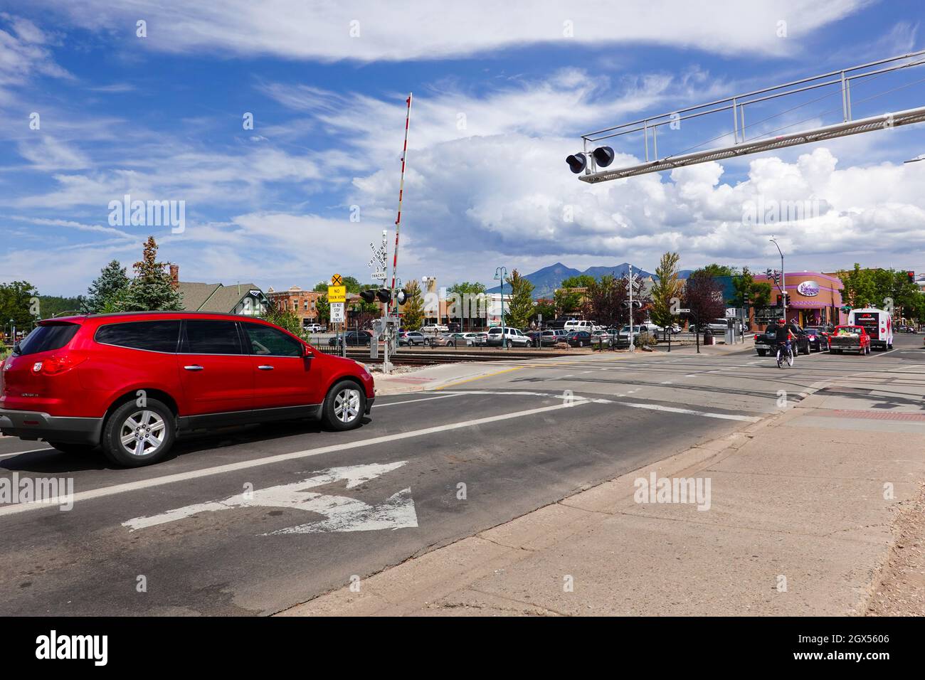 Autos, die über den Bahnübergang in der Innenstadt von San Francisco Street, Flagstaff, Arizona, USA, fahren. Stockfoto