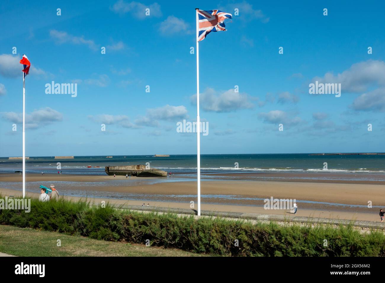 Omaha Beach in der Normandie, Frankreich, zollt der D-Day-Invasion mit Gedenkstätten und Kunst Tribut Stockfoto