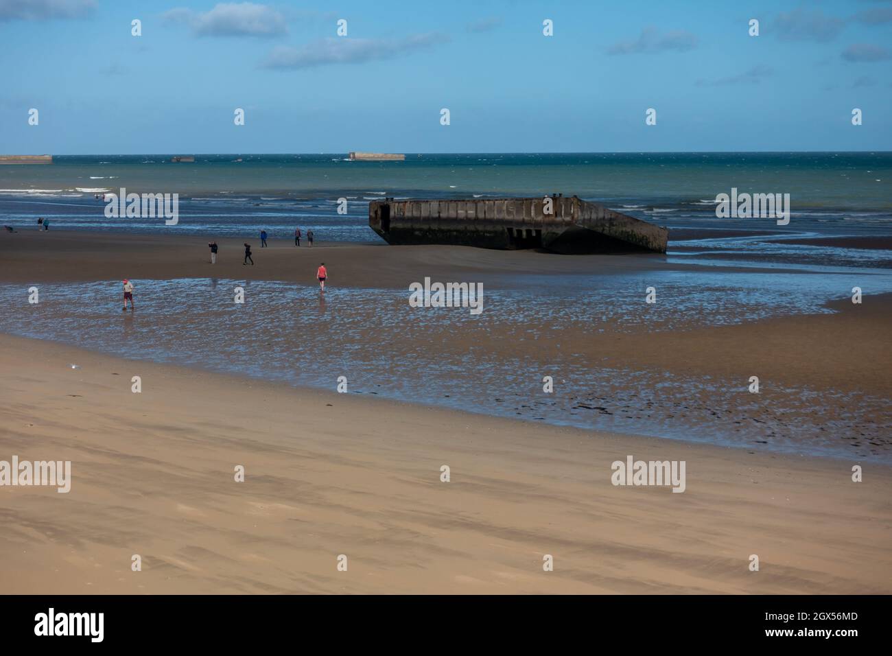Omaha Beach in der Normandie, Frankreich, zollt der D-Day-Invasion mit Gedenkstätten und Kunst Tribut Stockfoto